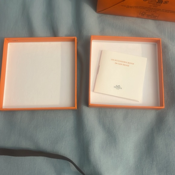 Hermes bracelet gift box to include ribbon. - Picture 3 of 4